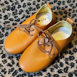 Mustard yellow kids shoes size EU 27 (aprox size US 10)